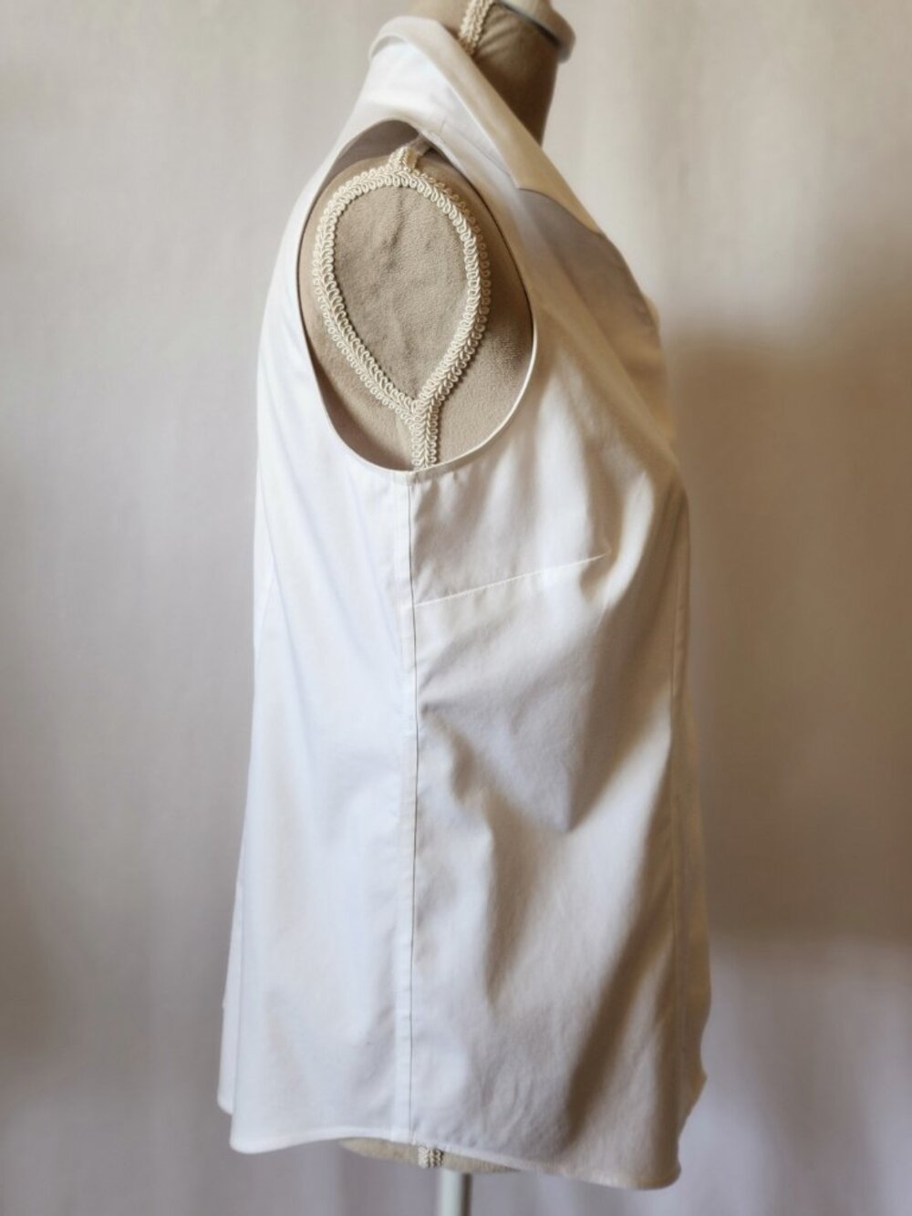 Chico's Women Size 0/4 White Sleeveless Non Iron Collared Button Down Cotton Top - Picture 8 of 13